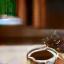 Thumbnail: Eine Tasse Kräutertee auf einem Holztisch, daneben ein Notizbuch.